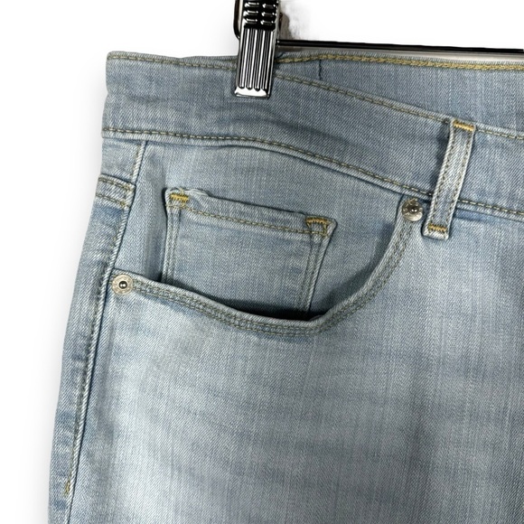 Levi's Classic Bermuda Casual Modest Shorts Jorts, Light Wash, Size 32W - Picture 3 of 10